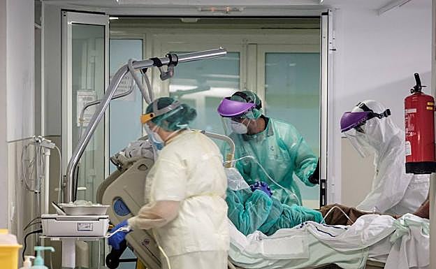 Unos sanitarios atienden a un paciente. 