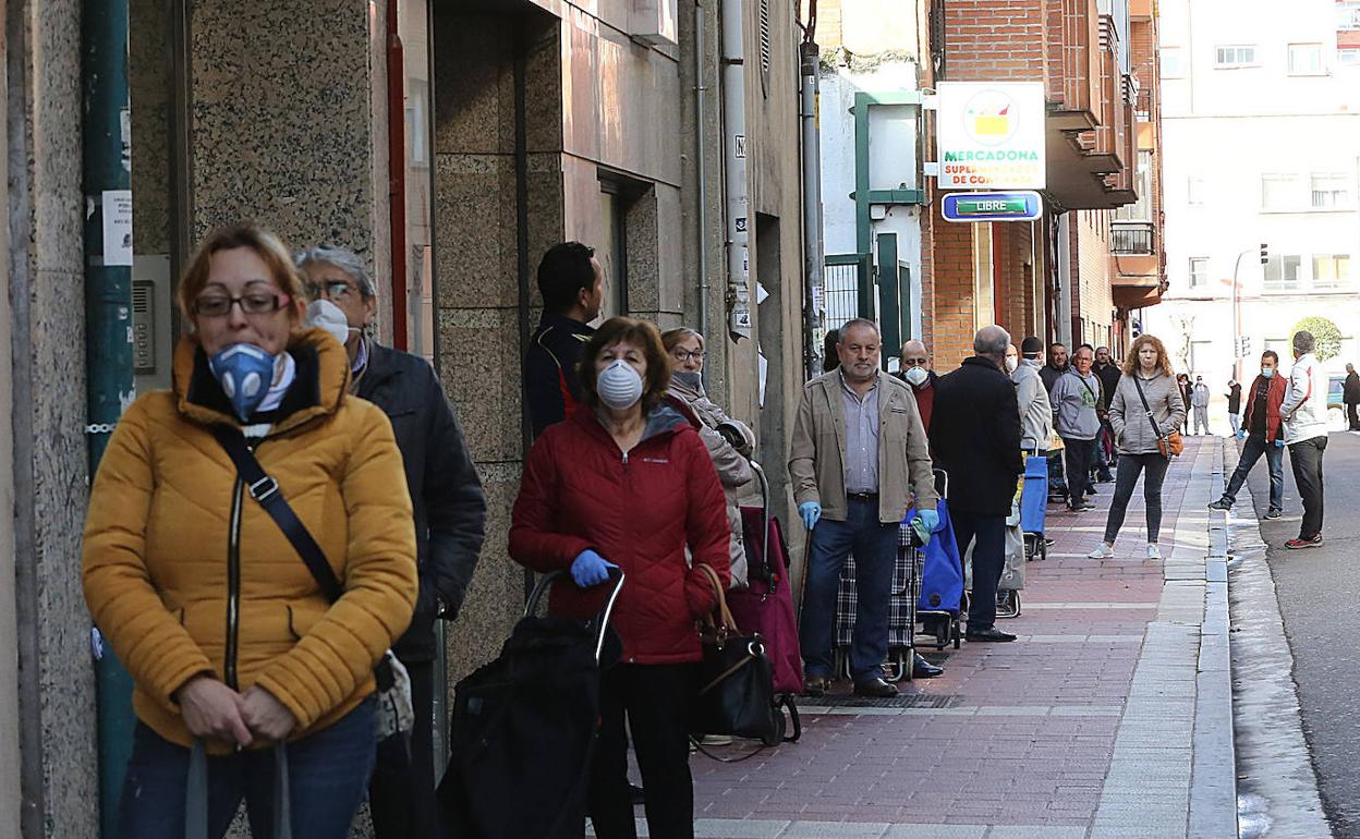 Cola para hacer la compra en un barrio de Valladolid.