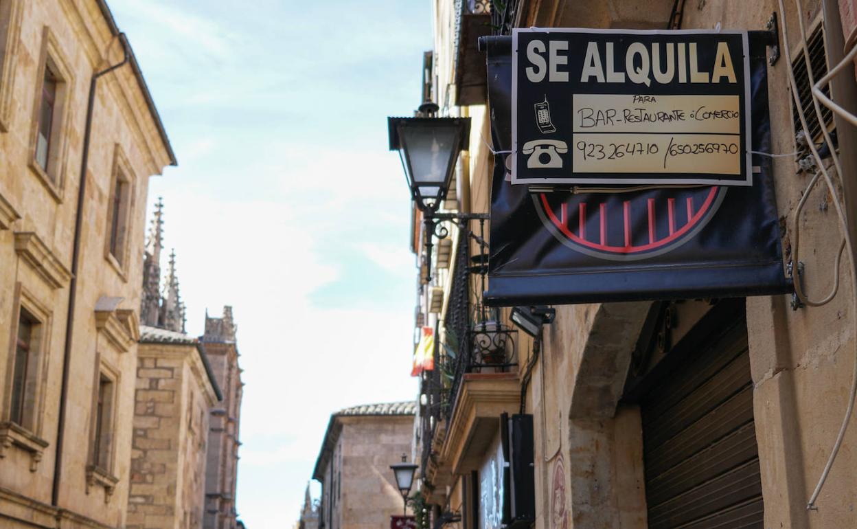 Cartel de 'Se alquila' en un local de la capital salmantina. 