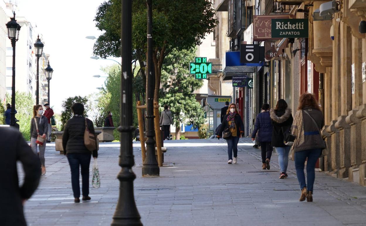 Vecinos de Salamanca pasean por la calle Zamora. 