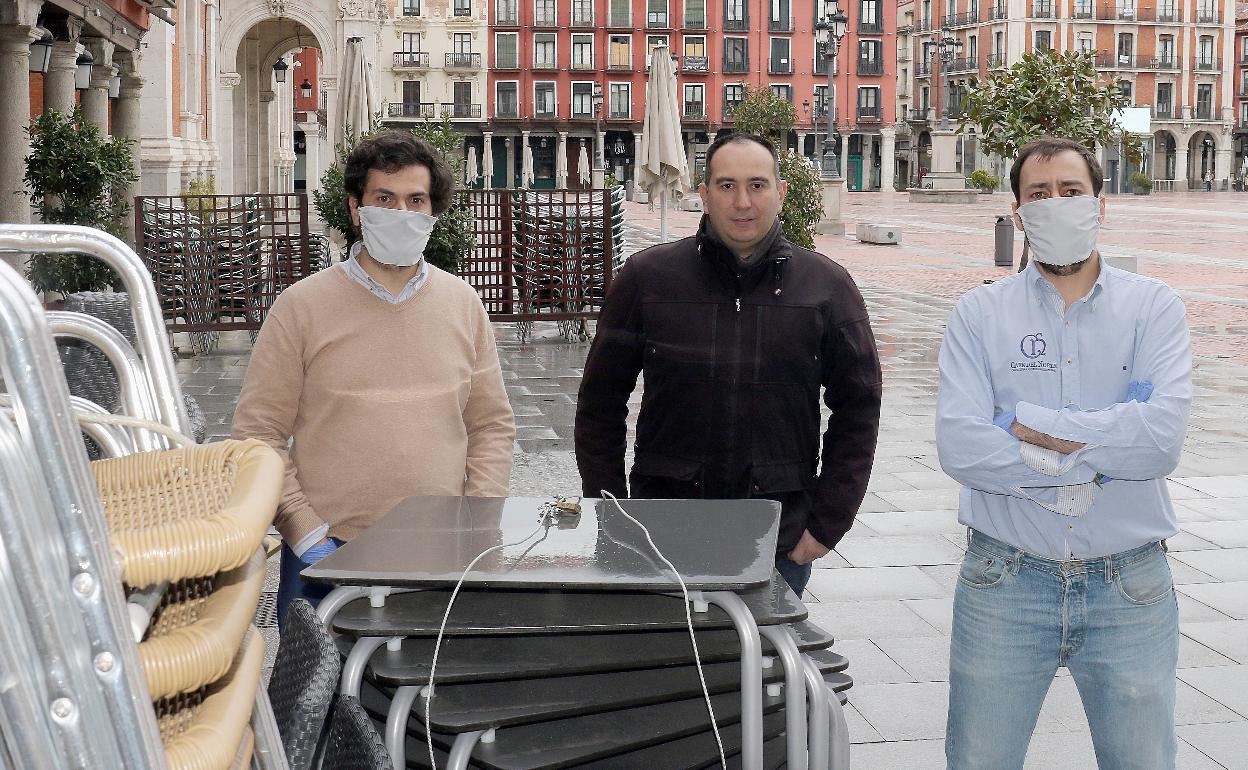 Los hosteleros vallisoletanos Carlos Castro, del Café de El Norte; Alfonso Manzano, del Voraz fue la llama; y Francisco Castro, también del Café El Norte, ayer en la Plaza Mayor de Valladolid. 