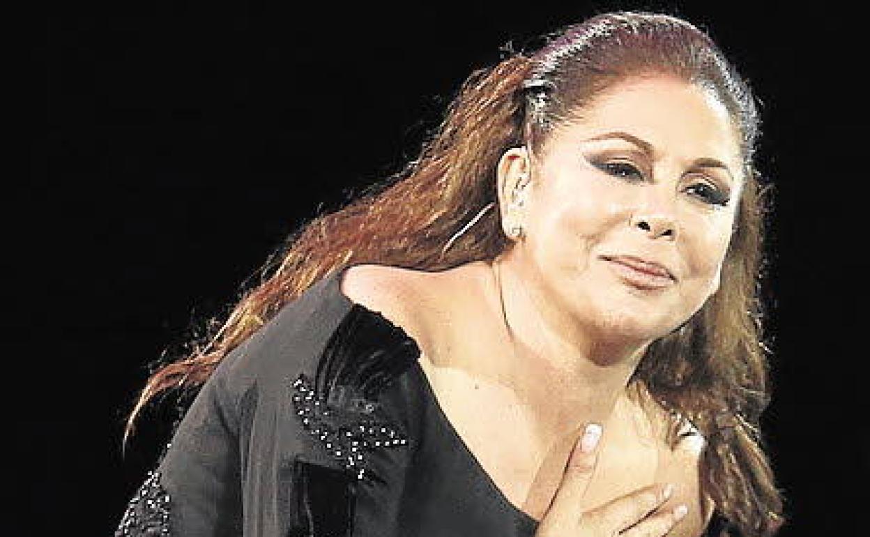 Isabel Pantoja confecciona mascarillas en Cantora