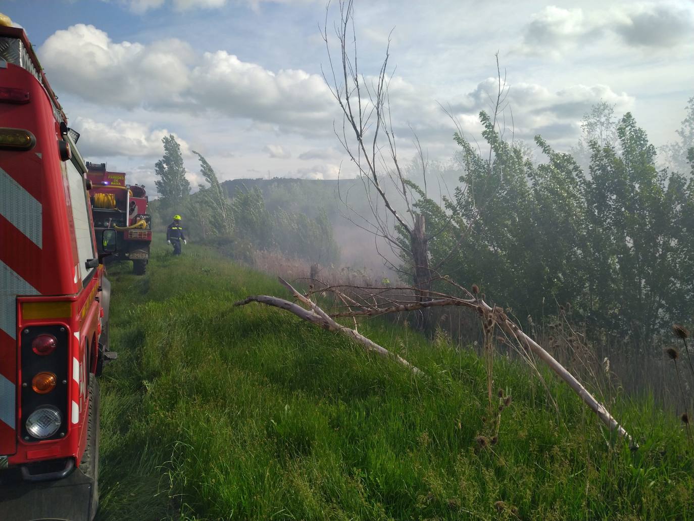 Los bomberos de Paredes, durante la actuación. 