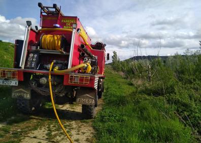 Imagen secundaria 1 - Los bomberos de Paredes, durante la actuación en Grijota.