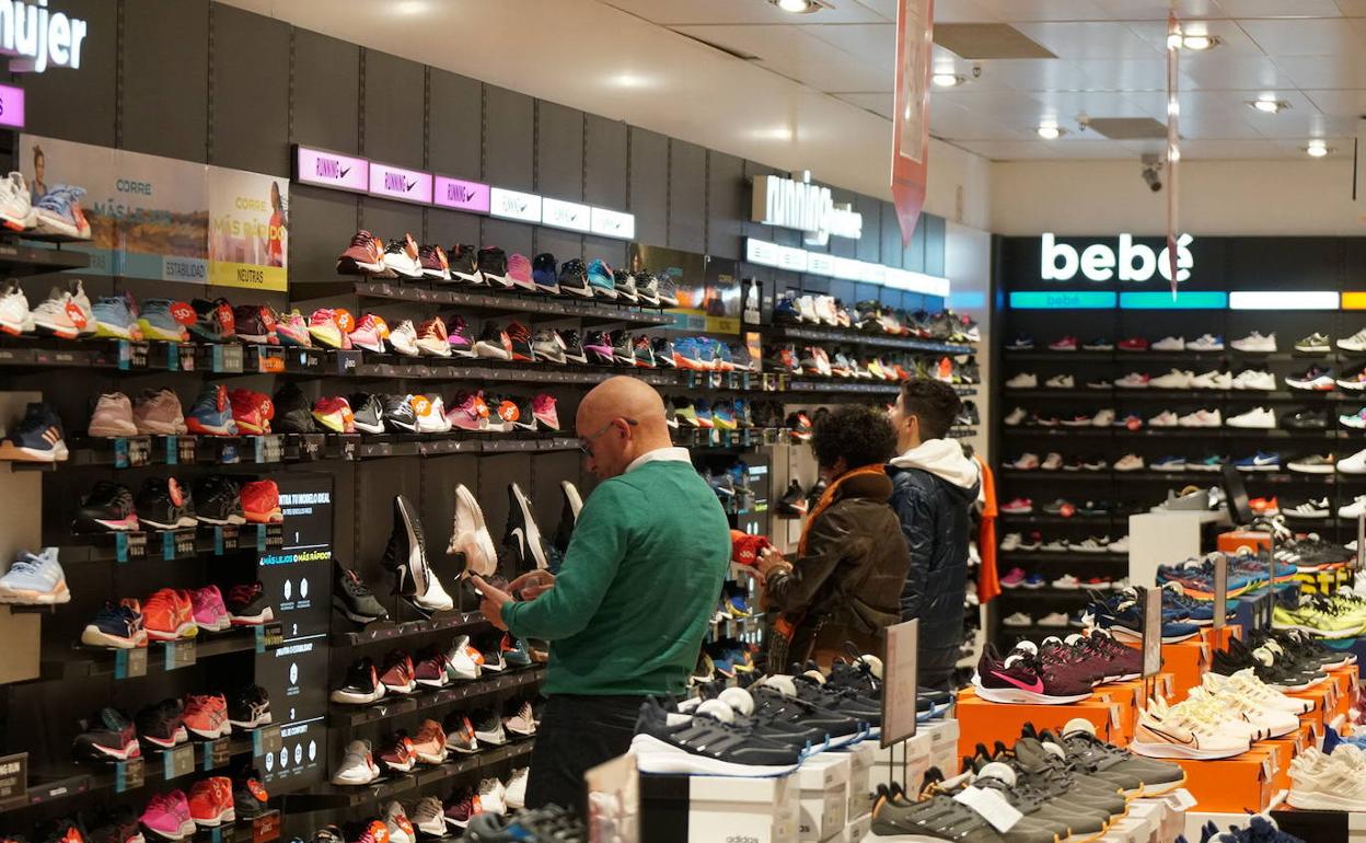 Varias personas en un establecimiento comercial.