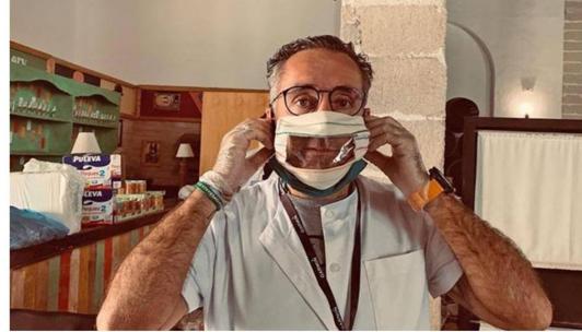 Uno de los modelos de tapabocas con rejilla transparente.