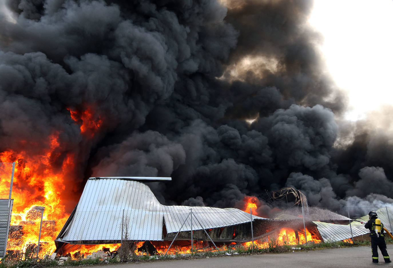 Aparatoso incendio en Valverde del Majano.