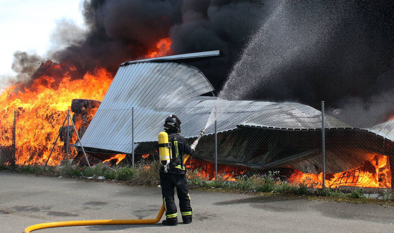 Aparatoso incendio en Valverde del Majano.
