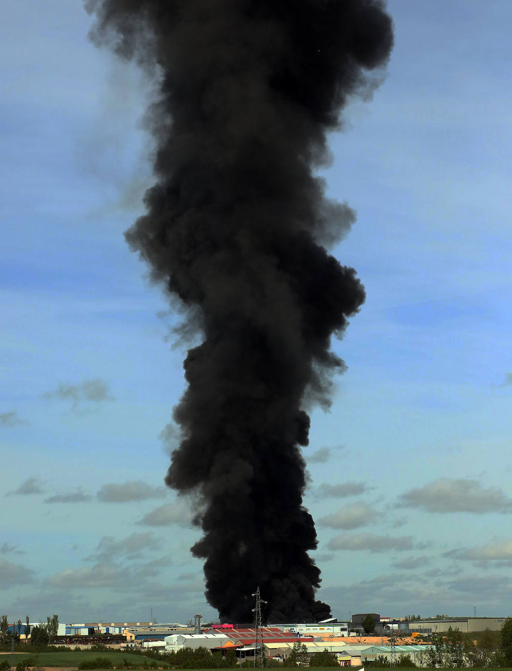 Aparatoso incendio en Valverde del Majano.