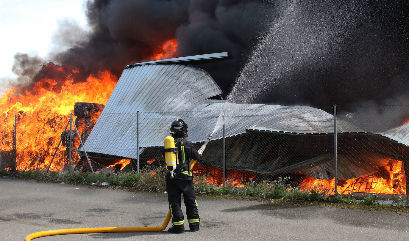 Aparatoso incendio en Valverde del Majano.