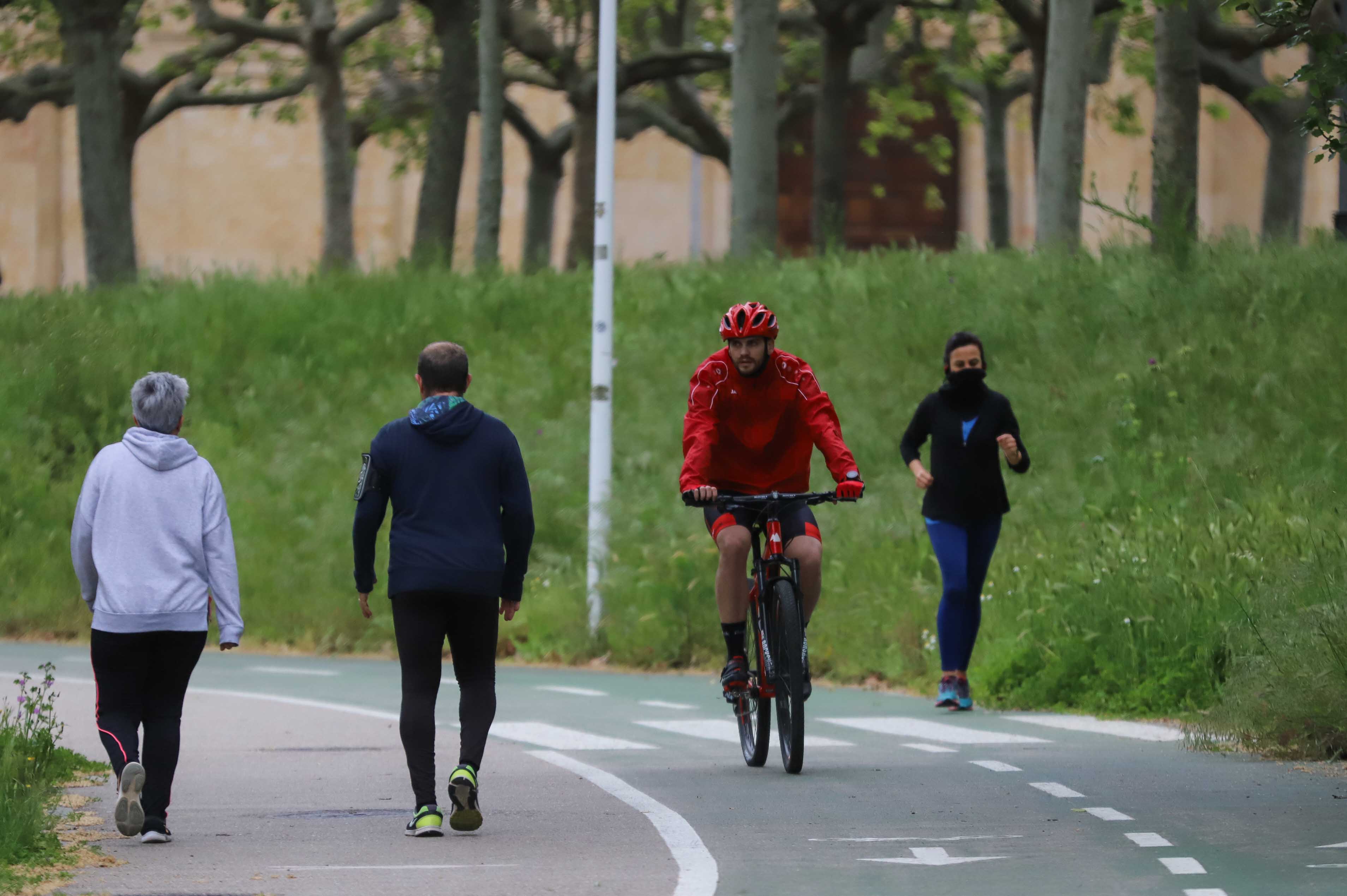 Fotos: Los salmantinos salen a la calle a pasear y hacer deporte por primera vez desde la instauración del estado de alarma