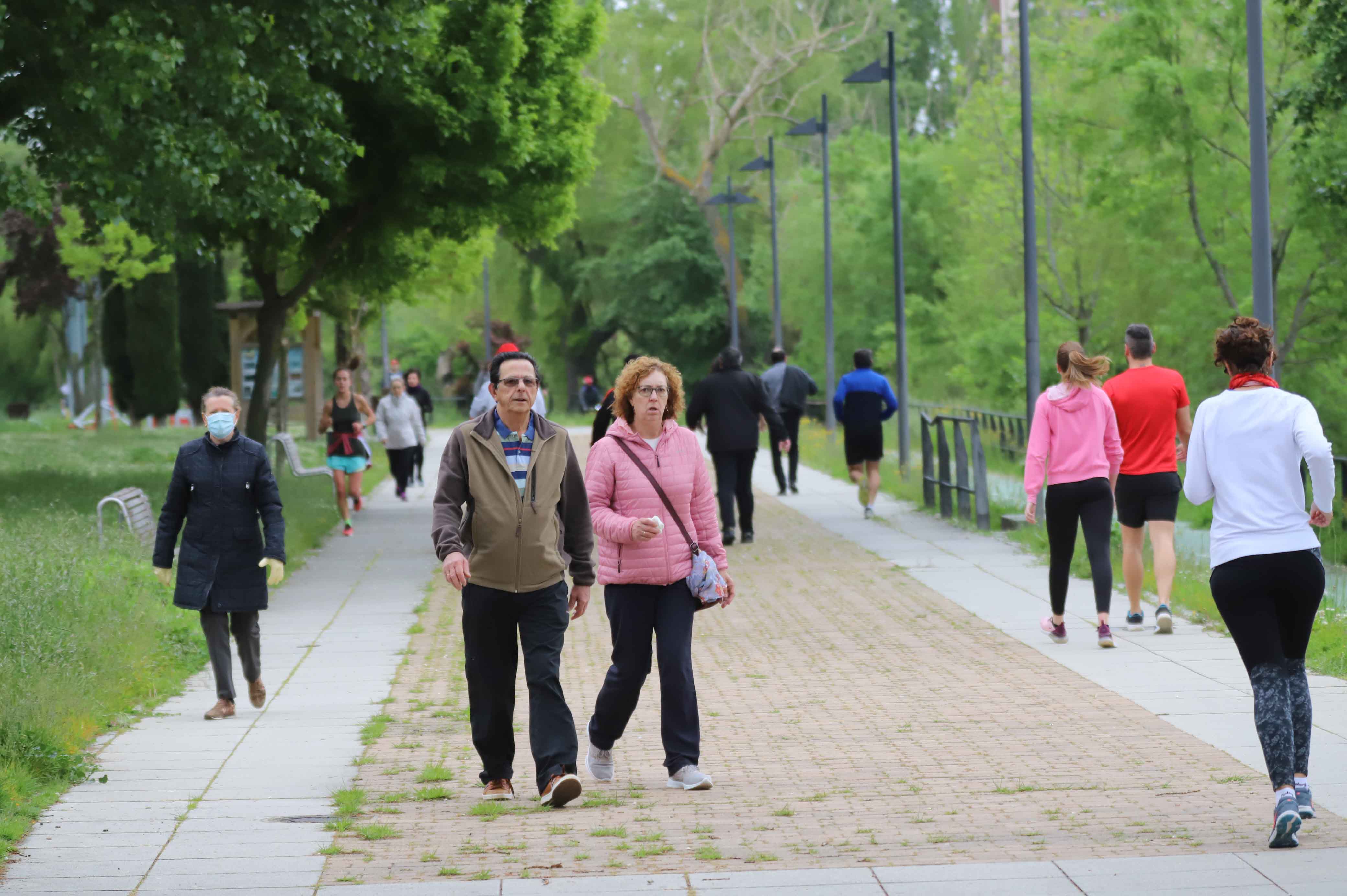 Fotos: Los salmantinos salen a la calle a pasear y hacer deporte por primera vez desde la instauración del estado de alarma