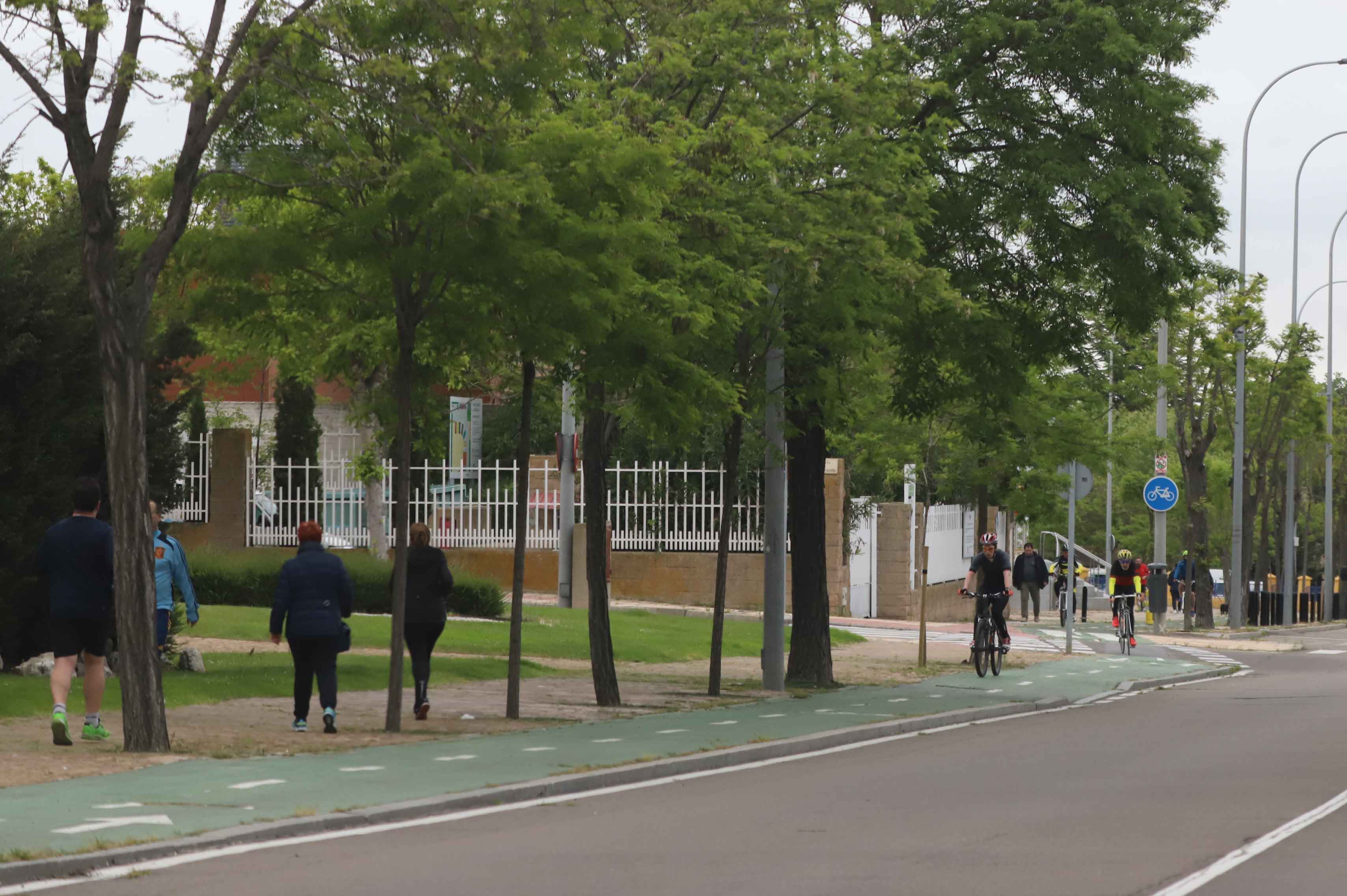 Fotos: Los salmantinos salen a la calle a pasear y hacer deporte por primera vez desde la instauración del estado de alarma