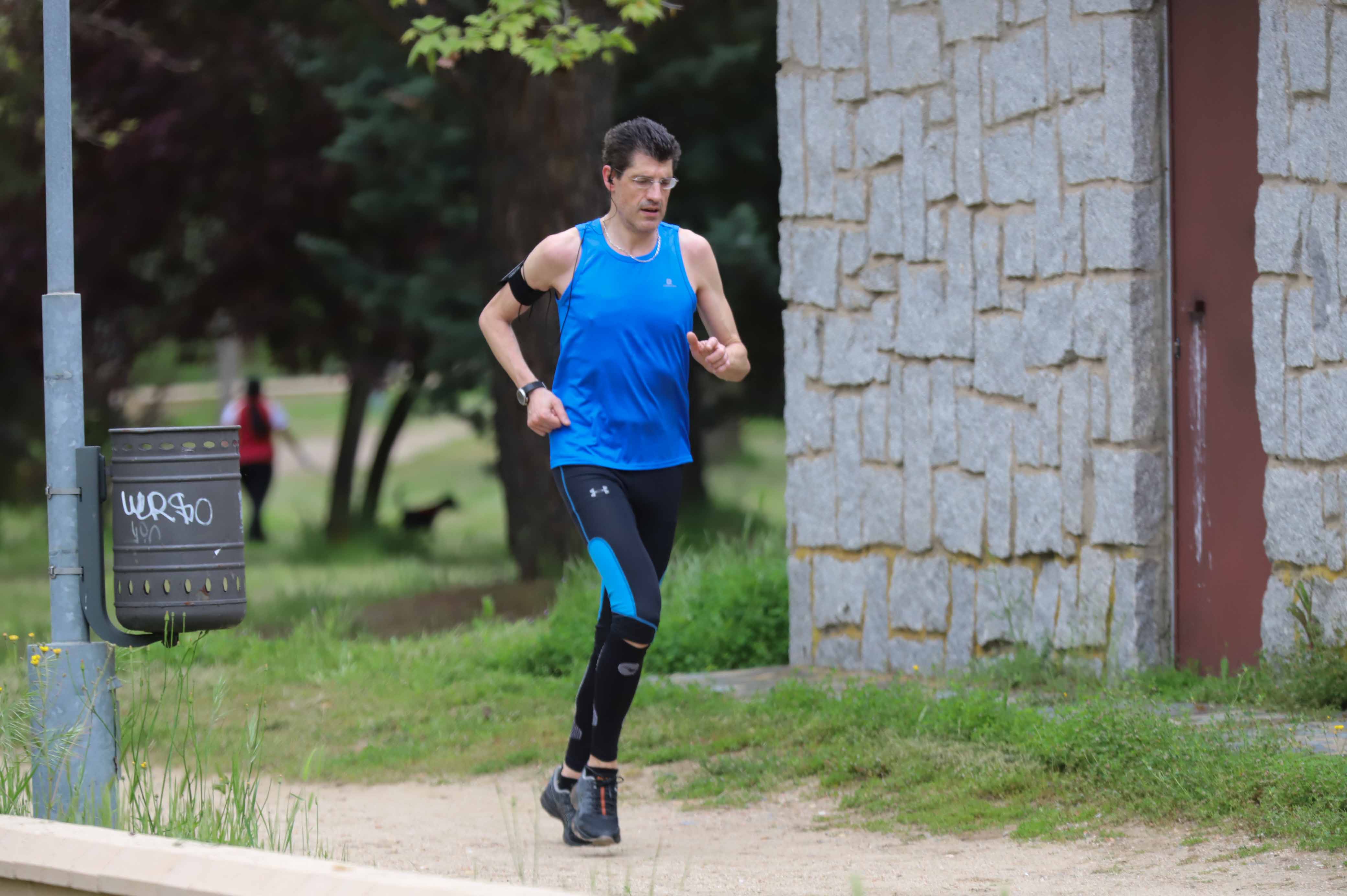 Fotos: Los salmantinos salen a la calle a pasear y hacer deporte por primera vez desde la instauración del estado de alarma