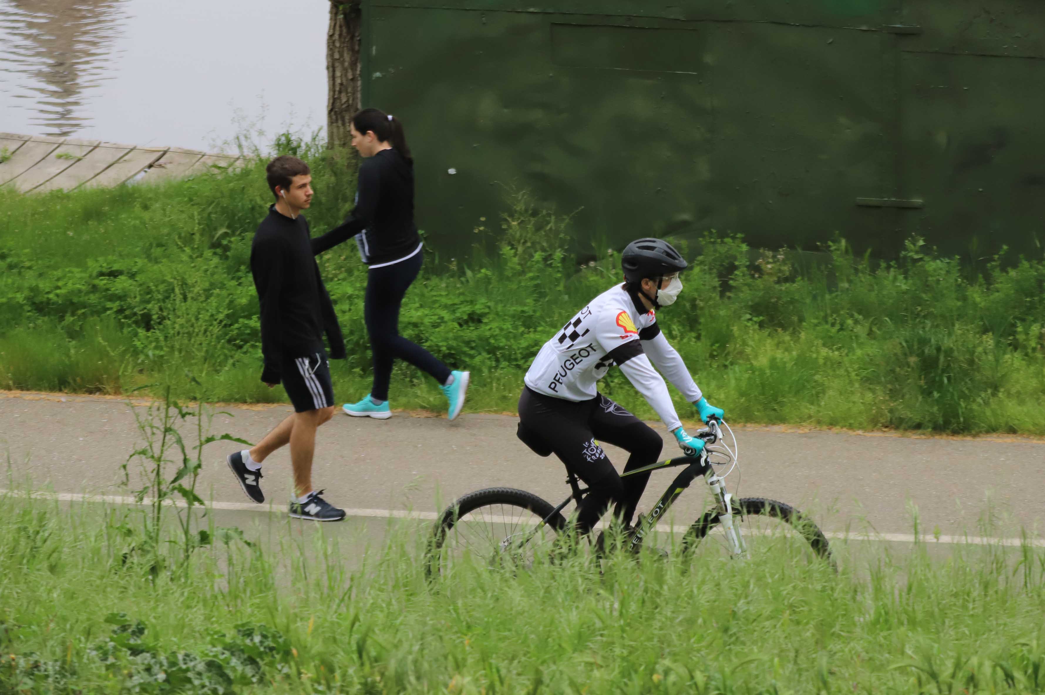 Fotos: Los salmantinos salen a la calle a pasear y hacer deporte por primera vez desde la instauración del estado de alarma