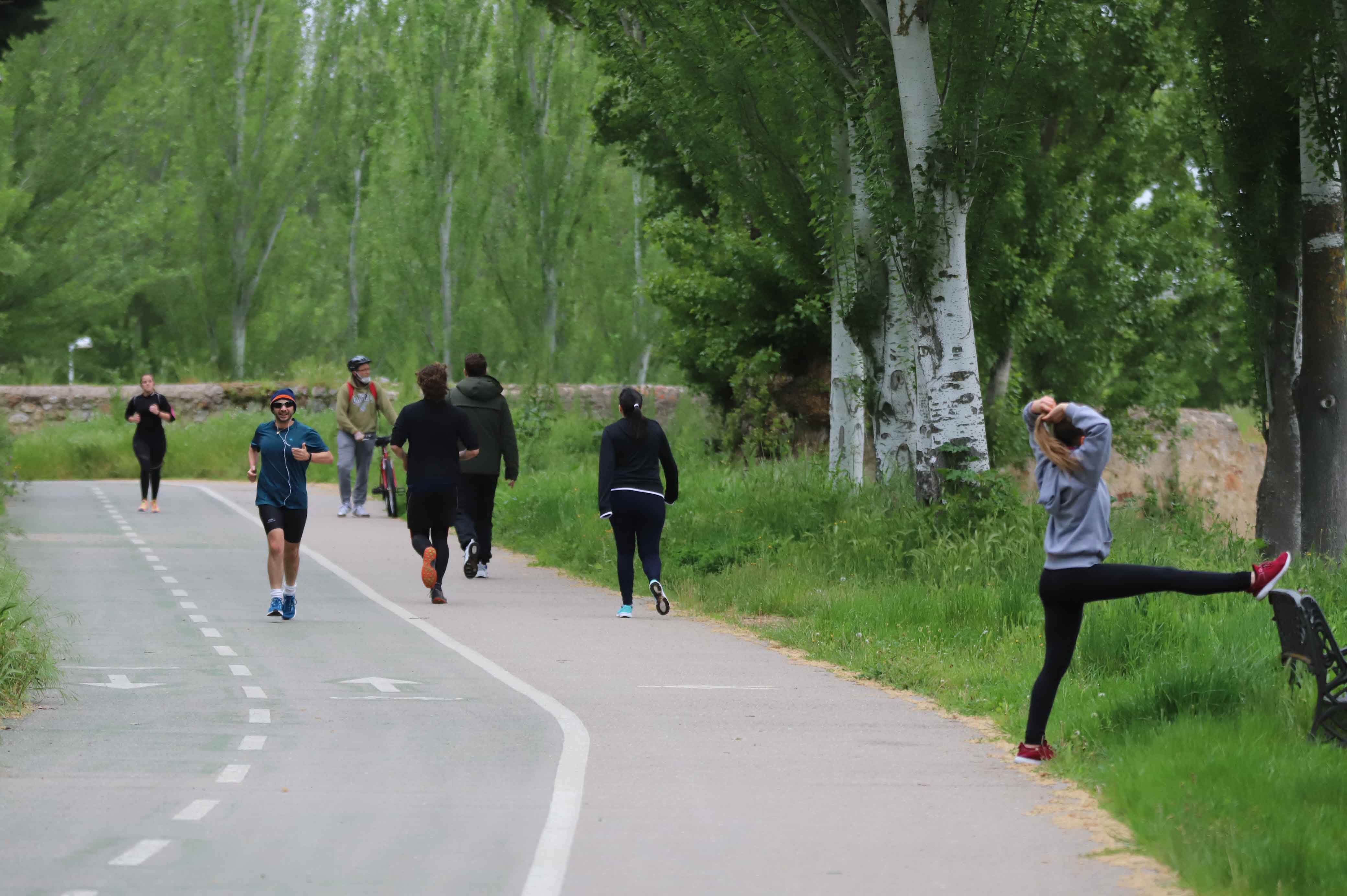 Fotos: Los salmantinos salen a la calle a pasear y hacer deporte por primera vez desde la instauración del estado de alarma