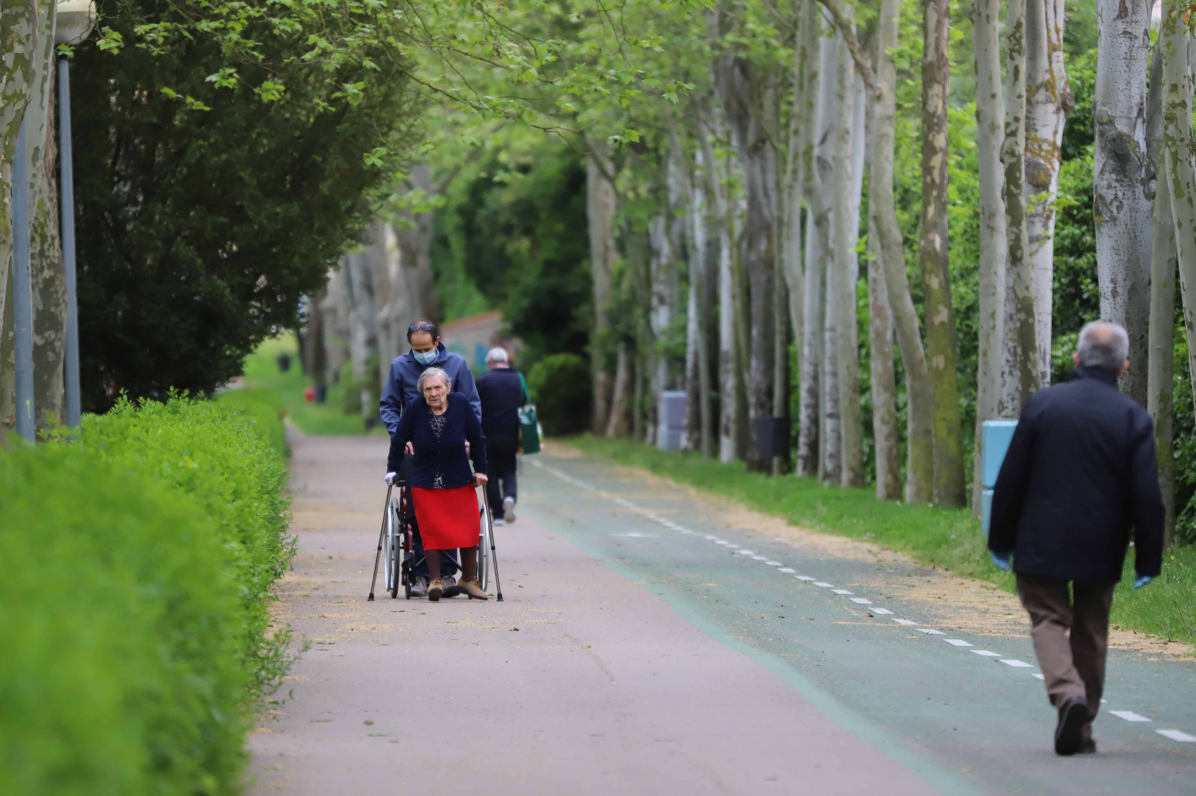 Fotos: Los salmantinos salen a la calle a pasear y hacer deporte por primera vez desde la instauración del estado de alarma