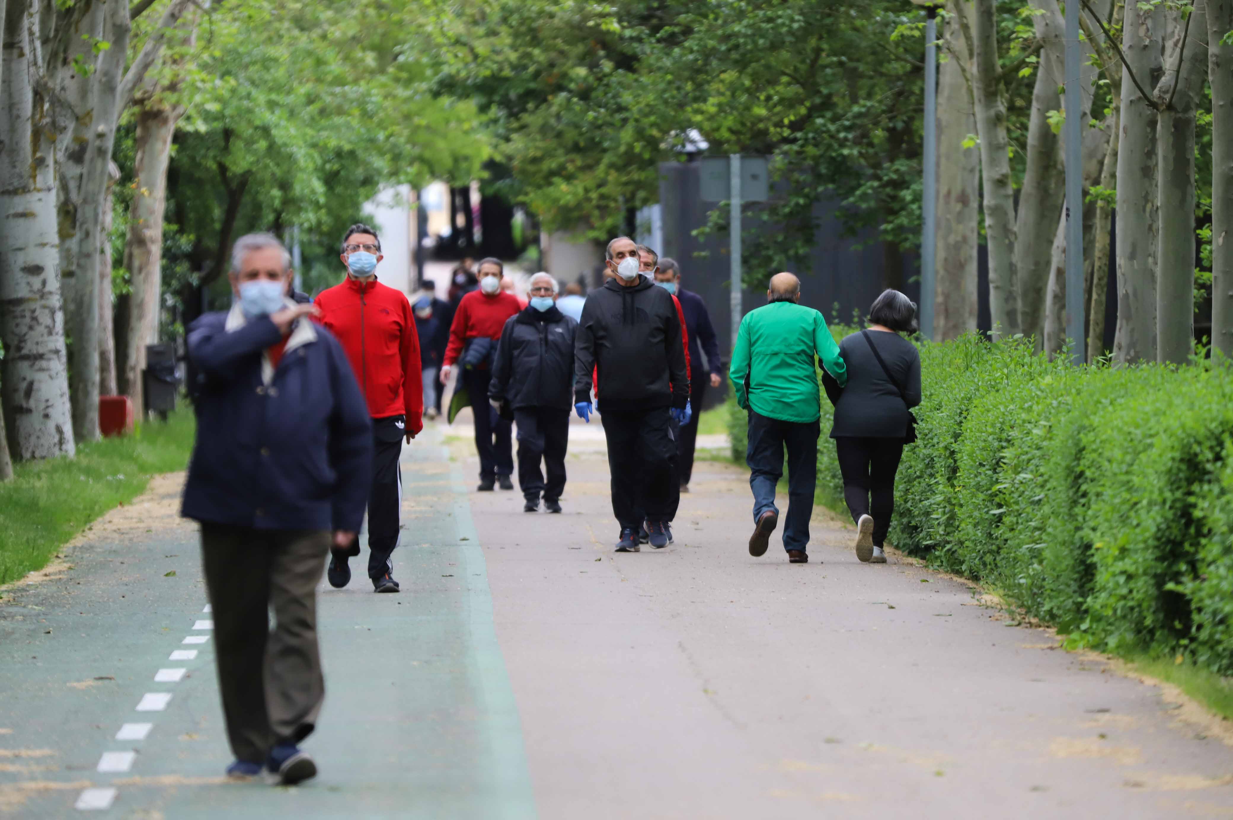 Fotos: Los salmantinos salen a la calle a pasear y hacer deporte por primera vez desde la instauración del estado de alarma