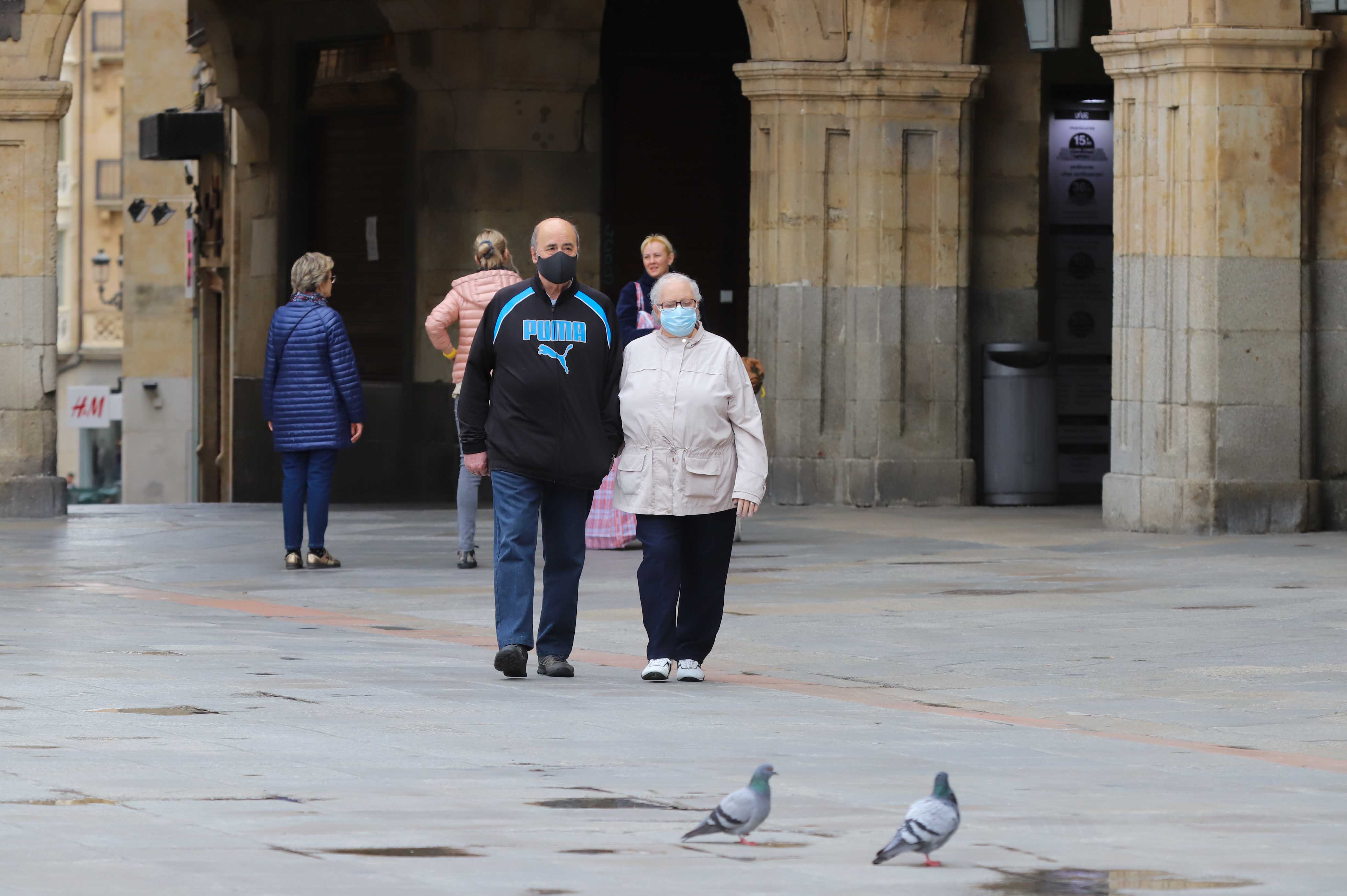 Fotos: Los salmantinos salen a la calle a pasear y hacer deporte por primera vez desde la instauración del estado de alarma