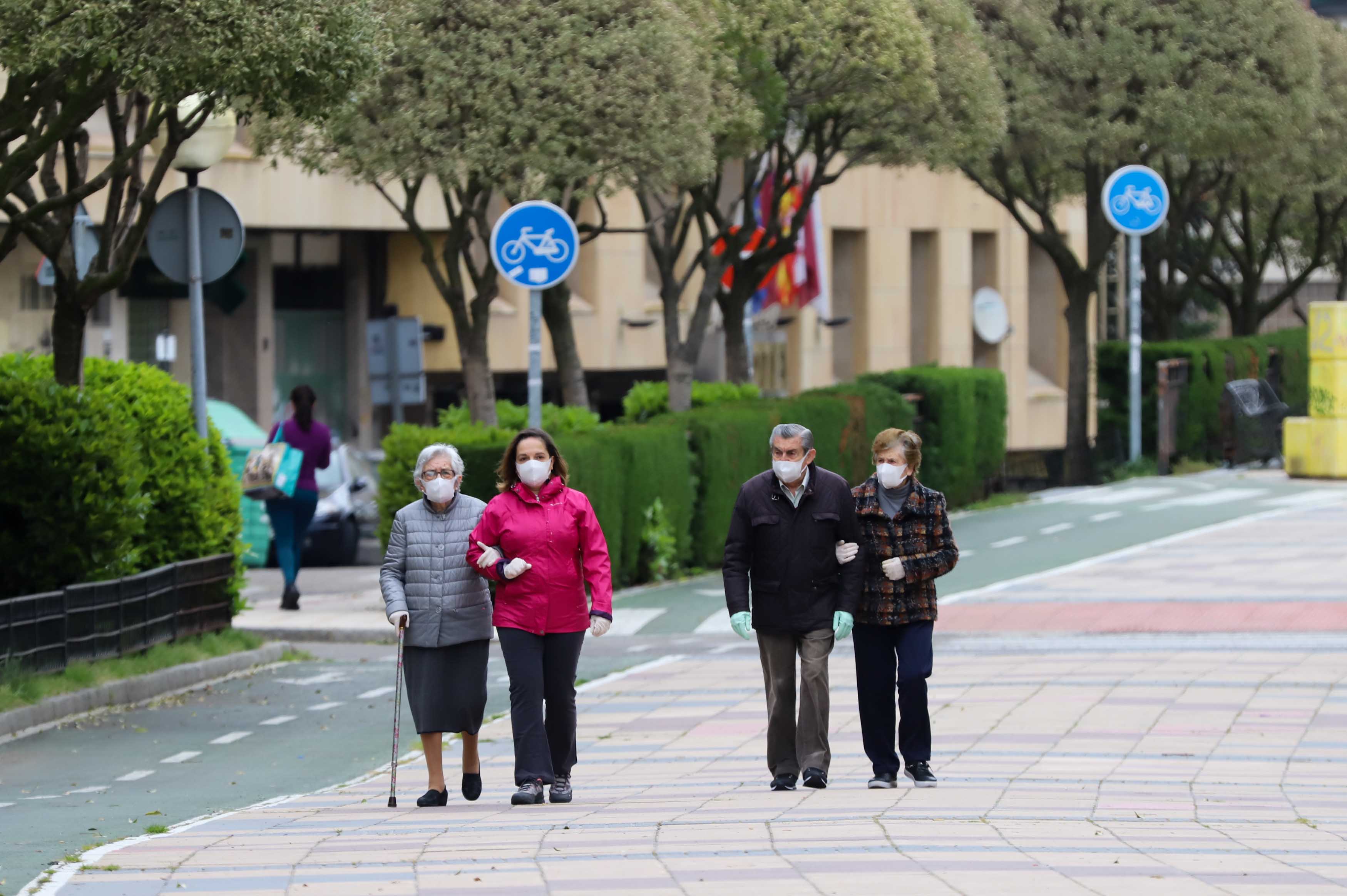 Fotos: Los salmantinos salen a la calle a pasear y hacer deporte por primera vez desde la instauración del estado de alarma