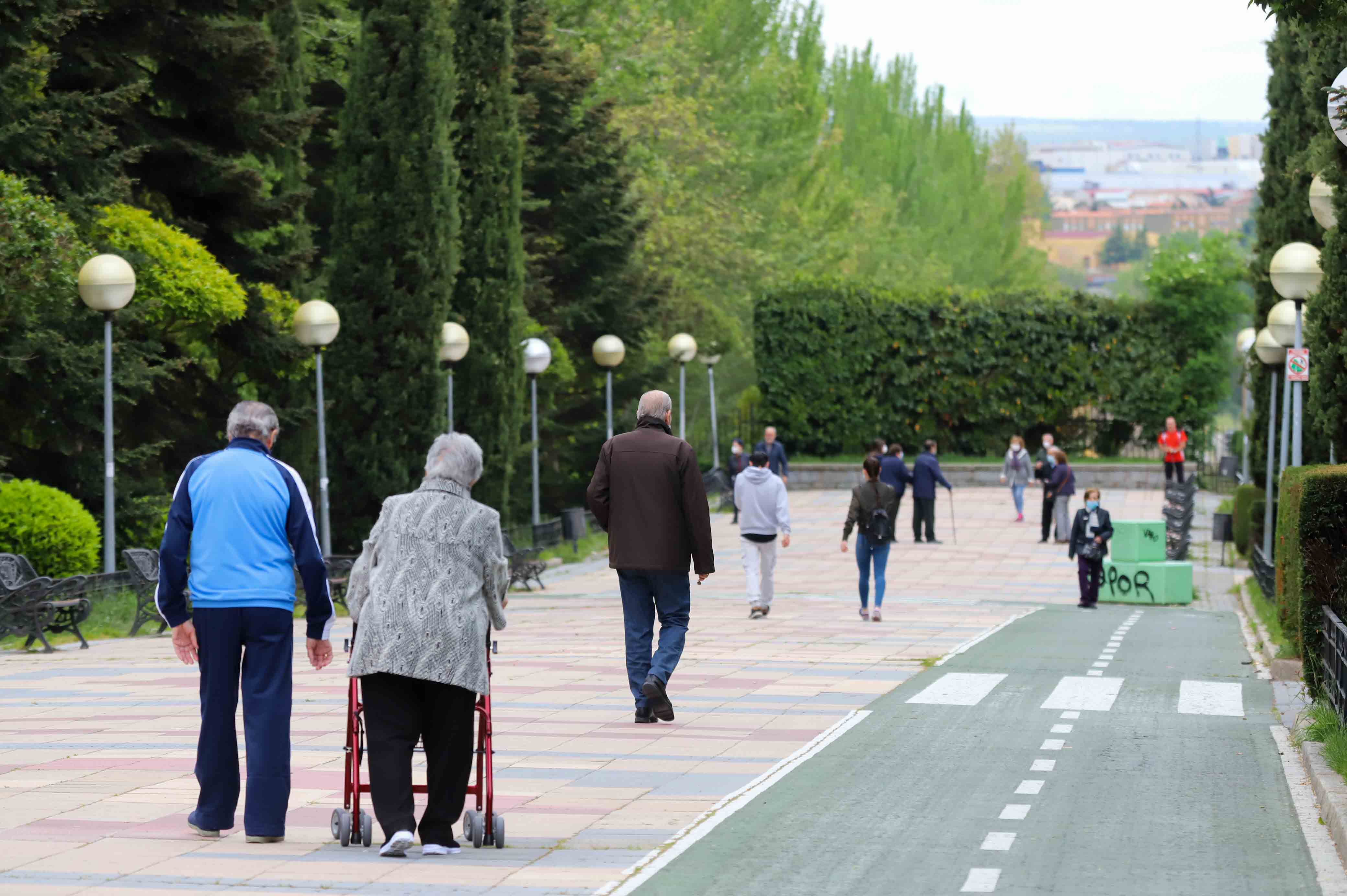 Fotos: Los salmantinos salen a la calle a pasear y hacer deporte por primera vez desde la instauración del estado de alarma
