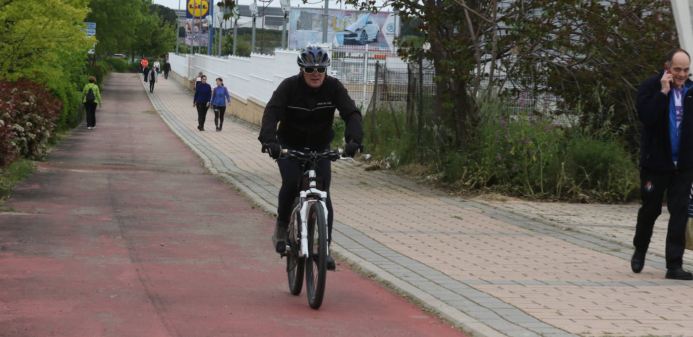 Las personas mayores salen a pasear en Valladolid en el primer día de desescalada. 