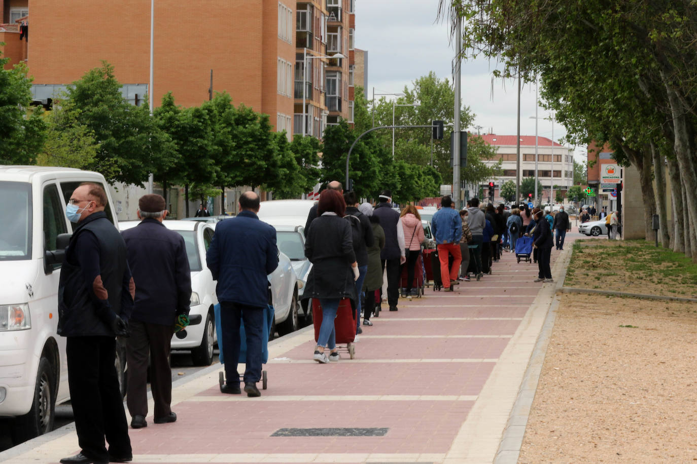 Fotos: Colas para hacer la compra en los supermercados de Valladolid