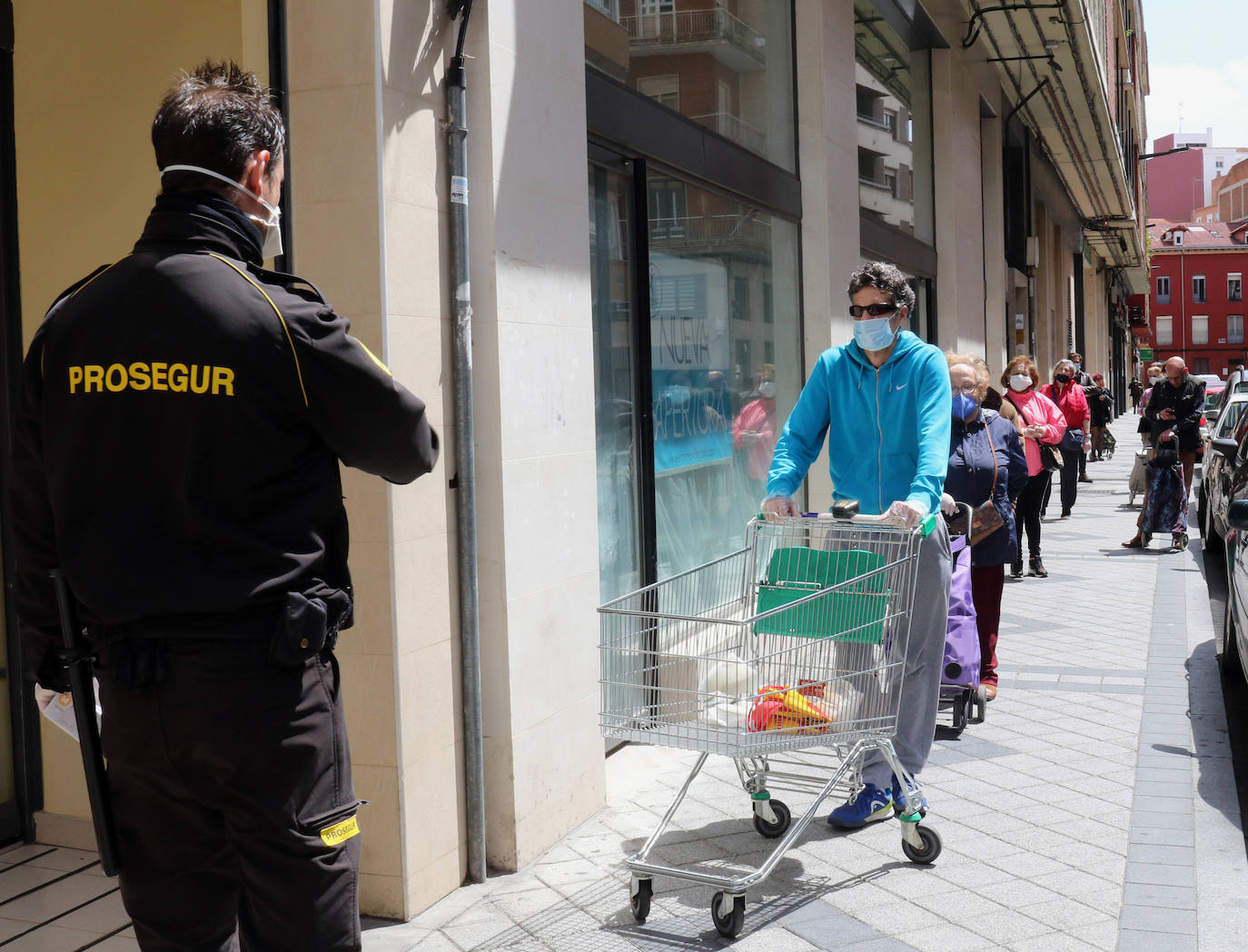 Fotos: Colas para hacer la compra en los supermercados de Valladolid