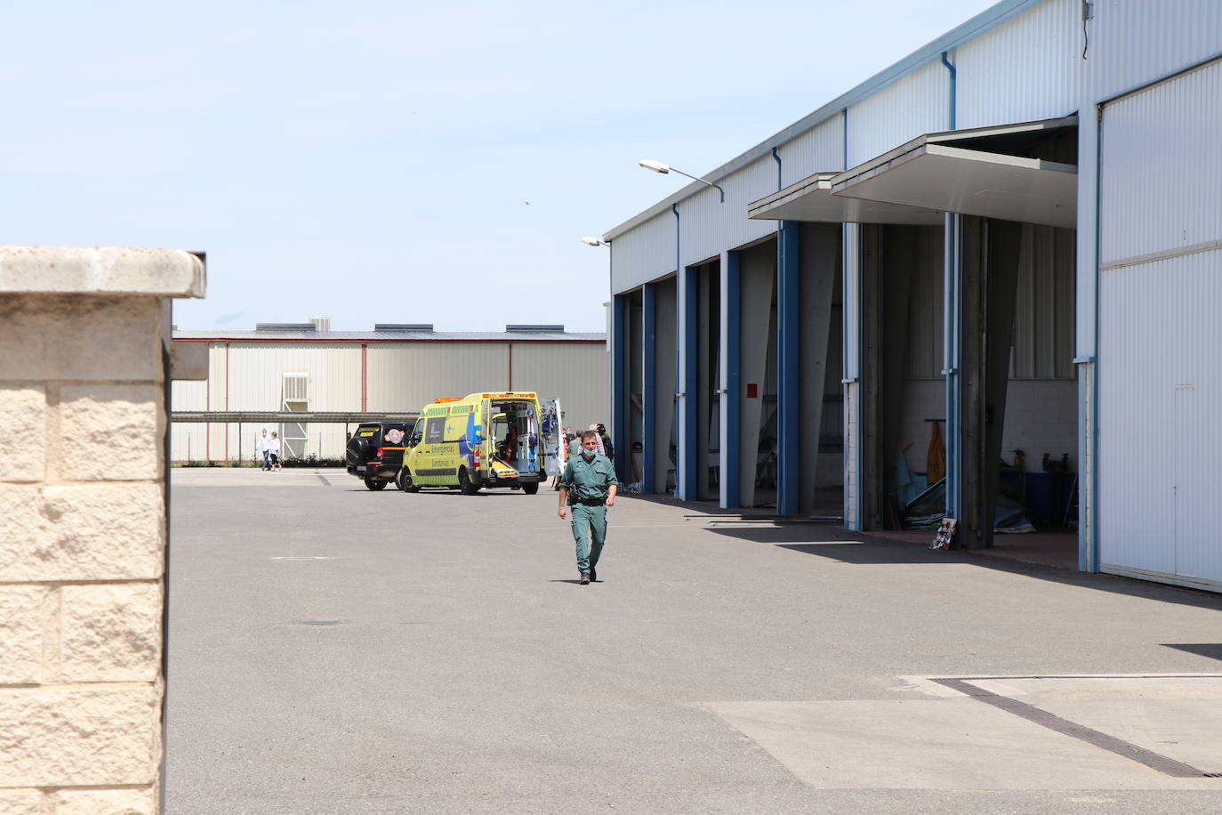 Ambulancia junto a una de las naves próximas al incendio.