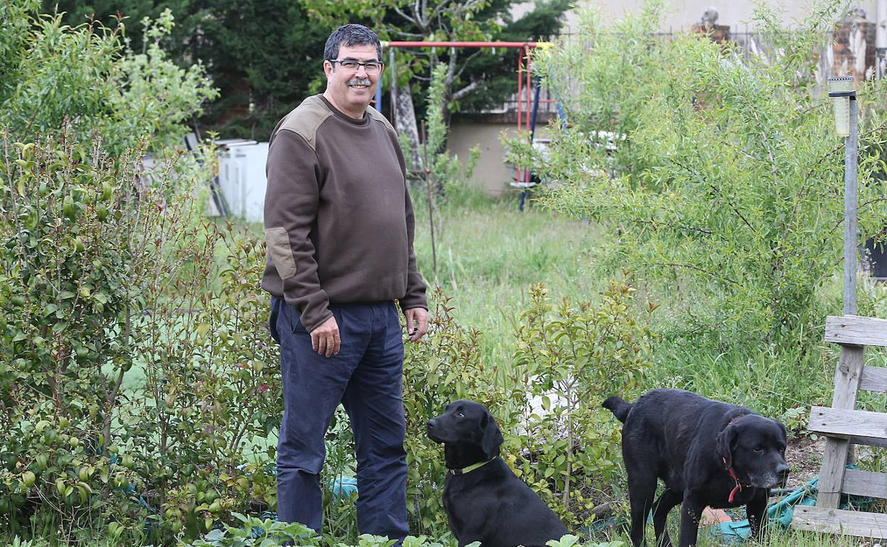 Eloy, con sus perros, en una foto en la que saltan a la vista los estragos que causa la enfermedad.