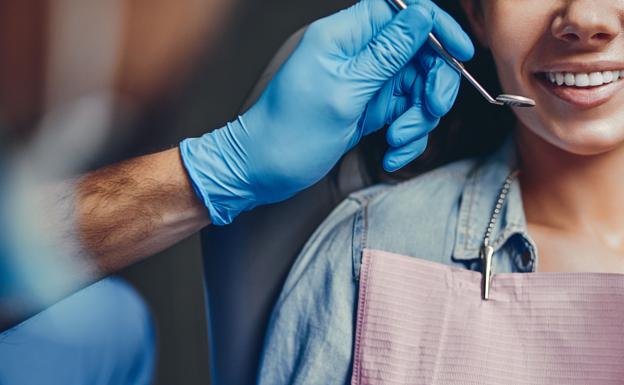 Una joven, en el dentista. 