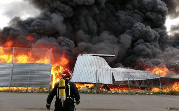 Columna de humo procedente del incendio.