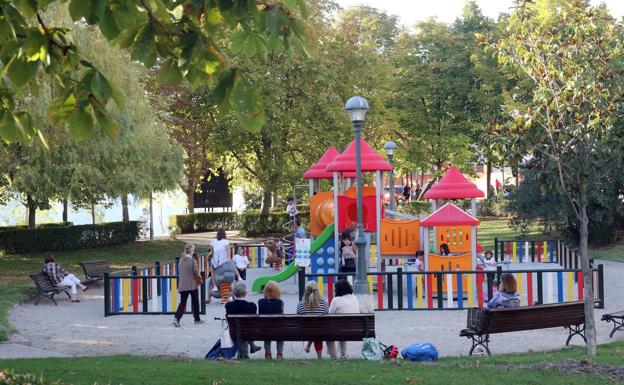 Zona de columpios en un parque infantil, antes del confinamiento. 