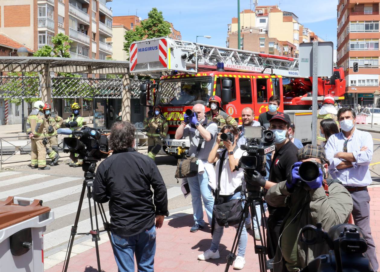 Los sanitarios atienden al sujeto, que ha permanecido más de cuatro horas en su terraza del barrio de Delicias empuñando las armas y efectuando disparos al aire