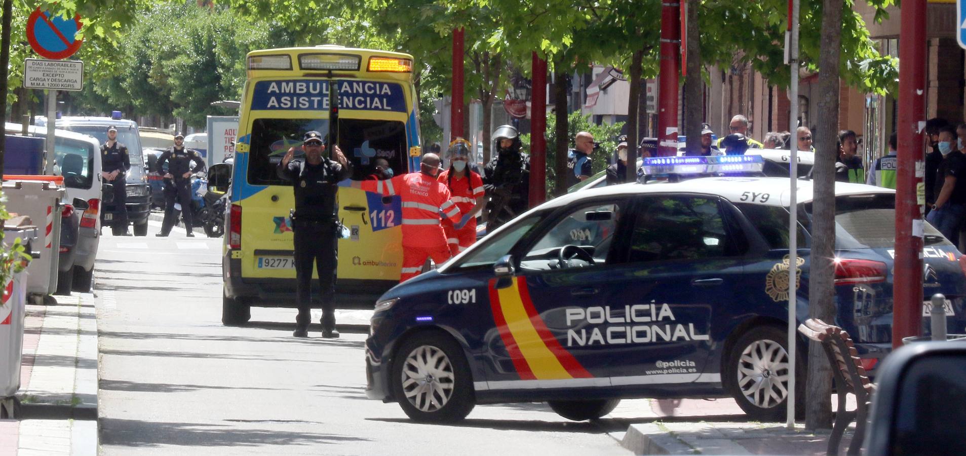 Los sanitarios atienden al sujeto, que ha permanecido más de cuatro horas en su terraza del barrio de Delicias empuñando las armas y efectuando disparos al aire