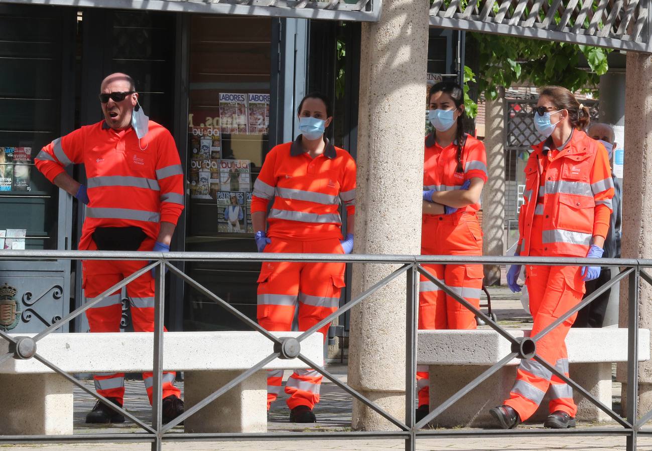 Los sanitarios atienden al sujeto, que ha permanecido más de cuatro horas en su terraza del barrio de Delicias empuñando las armas y efectuando disparos al aire