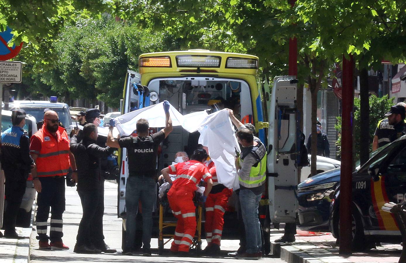 Los sanitarios atienden al sujeto, que ha permanecido más de cuatro horas en su terraza del barrio de Delicias empuñando las armas y efectuando disparos al aire