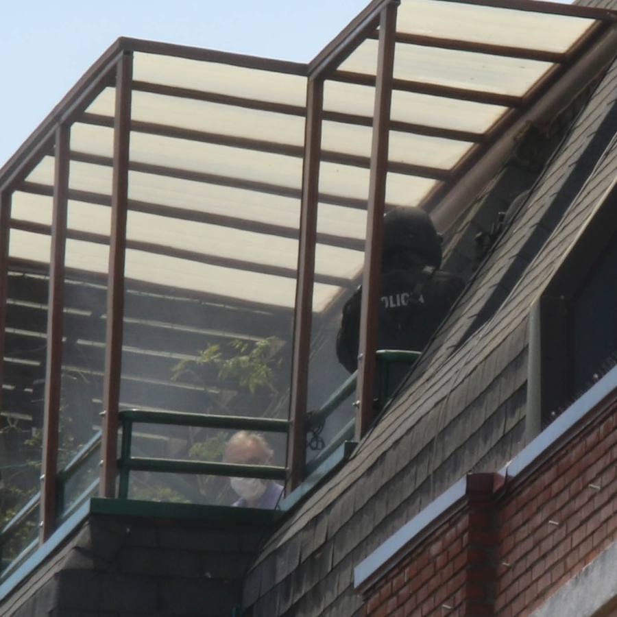 Los sanitarios atienden al sujeto, que ha permanecido más de cuatro horas en su terraza del barrio de Delicias empuñando las armas y efectuando disparos al aire