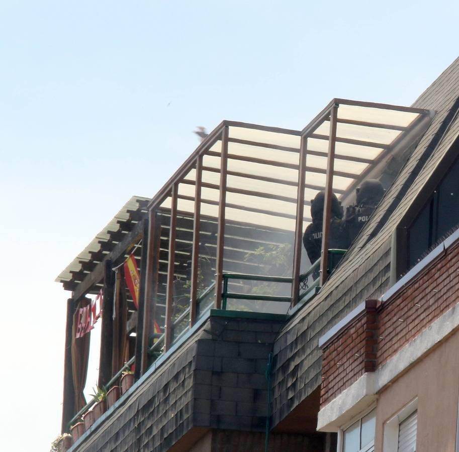 Los sanitarios atienden al sujeto, que ha permanecido más de cuatro horas en su terraza del barrio de Delicias empuñando las armas y efectuando disparos al aire