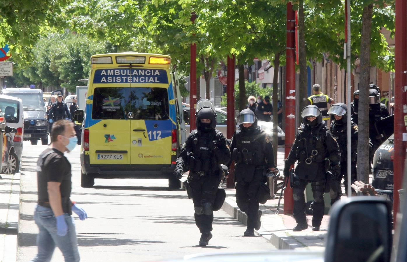 Los sanitarios atienden al sujeto, que ha permanecido más de cuatro horas en su terraza del barrio de Delicias empuñando las armas y efectuando disparos al aire