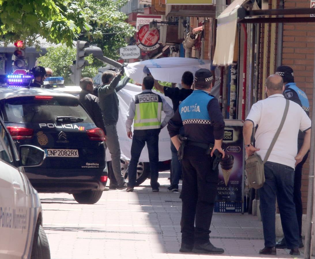 Los sanitarios atienden al sujeto, que ha permanecido más de cuatro horas en su terraza del barrio de Delicias empuñando las armas y efectuando disparos al aire