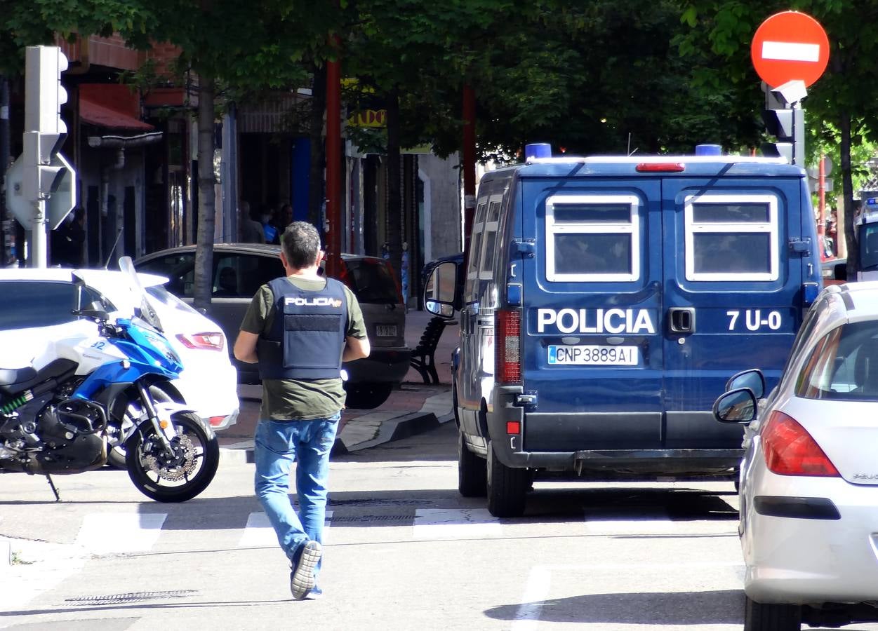 Los sanitarios atienden al sujeto, que ha permanecido más de cuatro horas en su terraza del barrio de Delicias empuñando las armas y efectuando disparos al aire