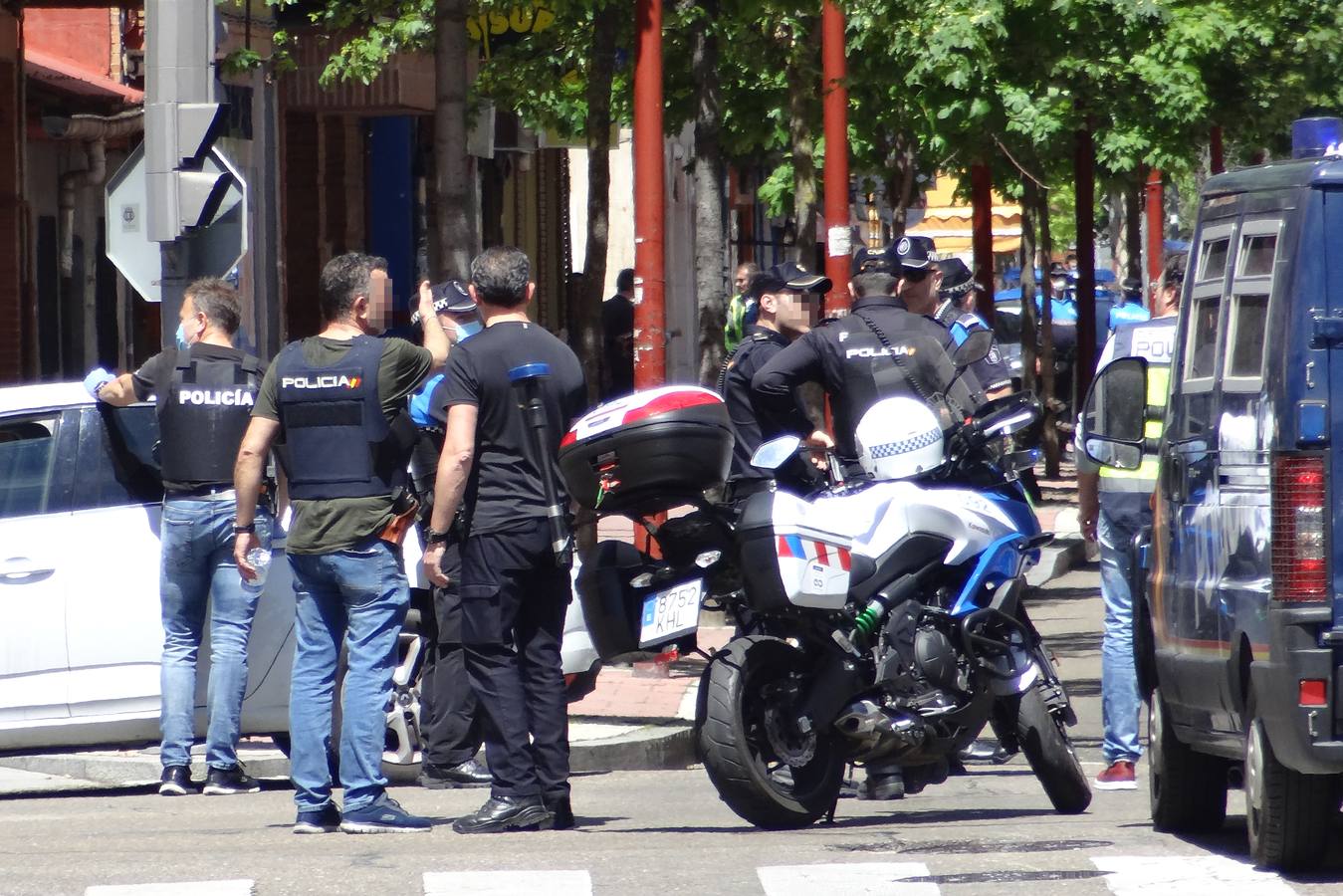 Los sanitarios atienden al sujeto, que ha permanecido más de cuatro horas en su terraza del barrio de Delicias empuñando las armas y efectuando disparos al aire