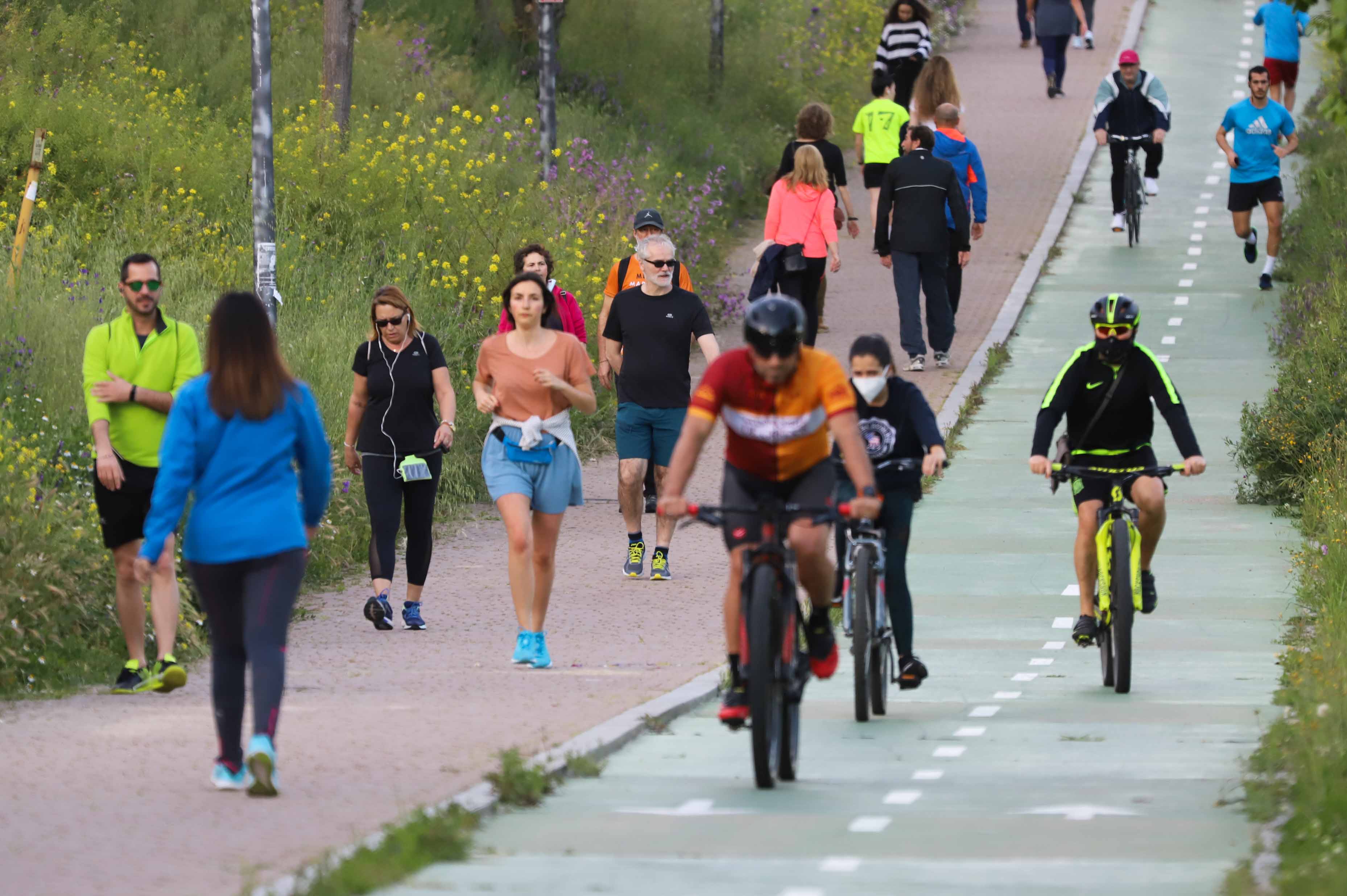 Fotos: Los salmantinos disfrutan de su primera tarde de paseo y deporte