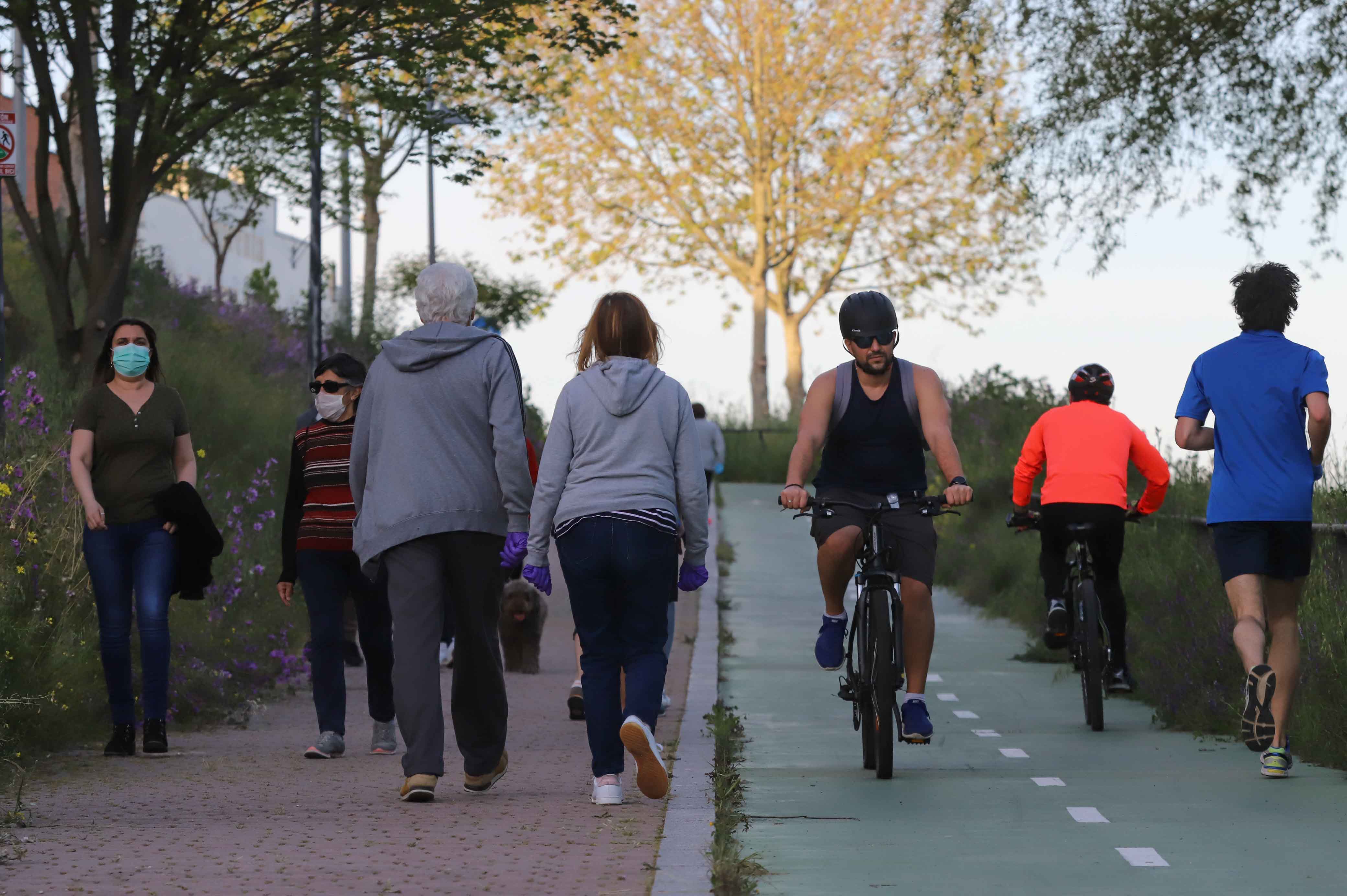 Fotos: Los salmantinos disfrutan de su primera tarde de paseo y deporte
