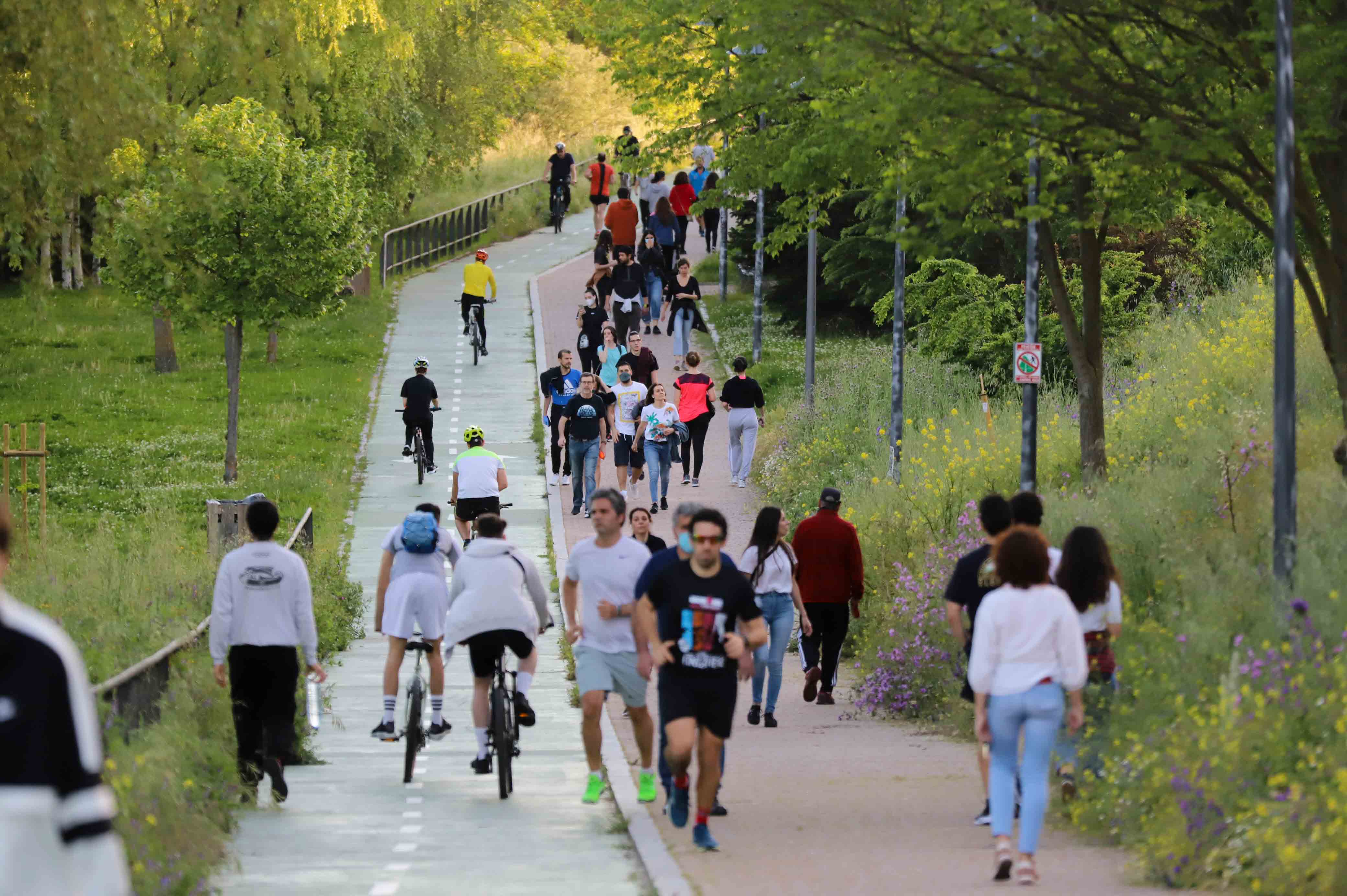 Fotos: Los salmantinos disfrutan de su primera tarde de paseo y deporte