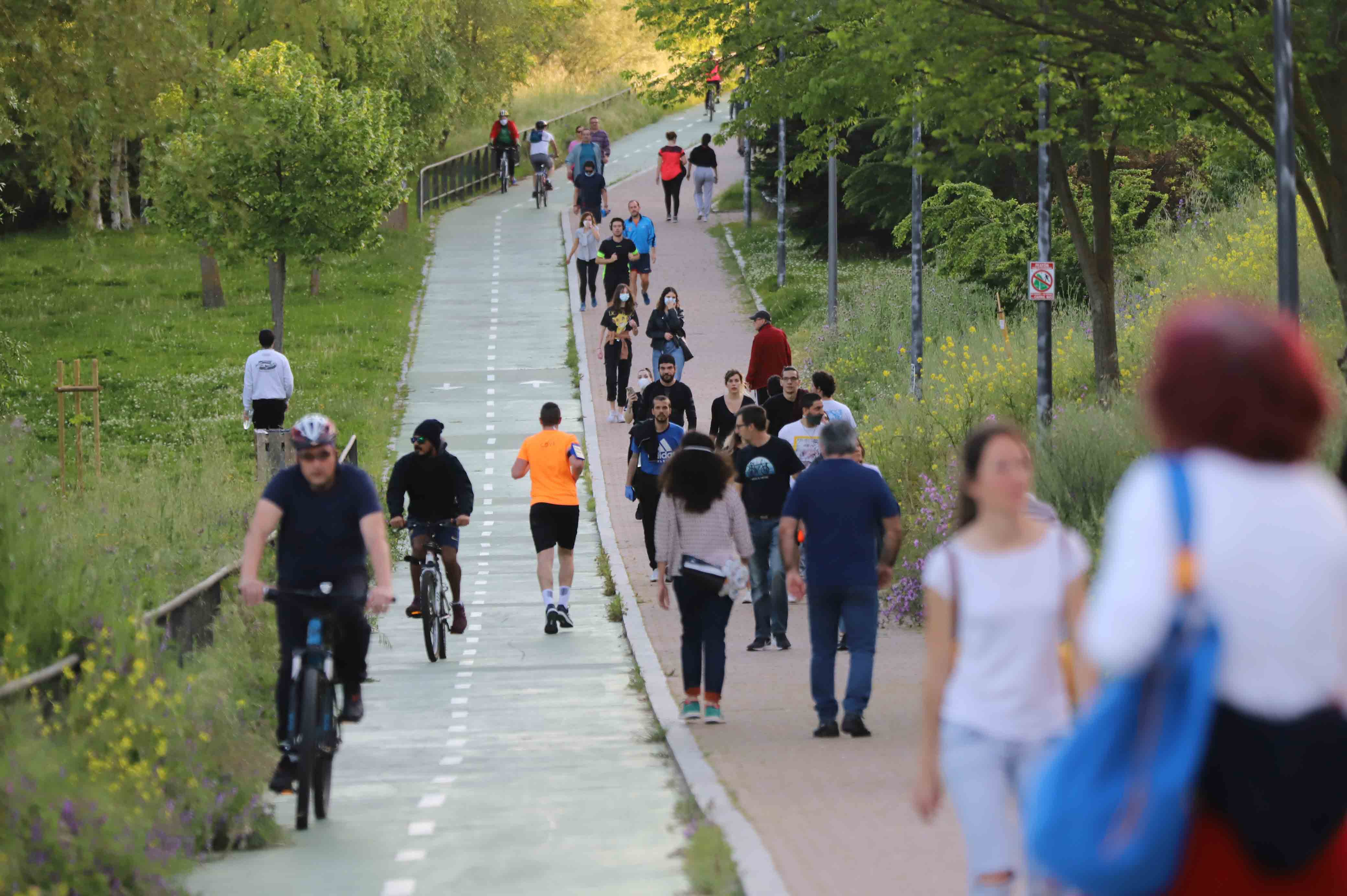 Fotos: Los salmantinos disfrutan de su primera tarde de paseo y deporte