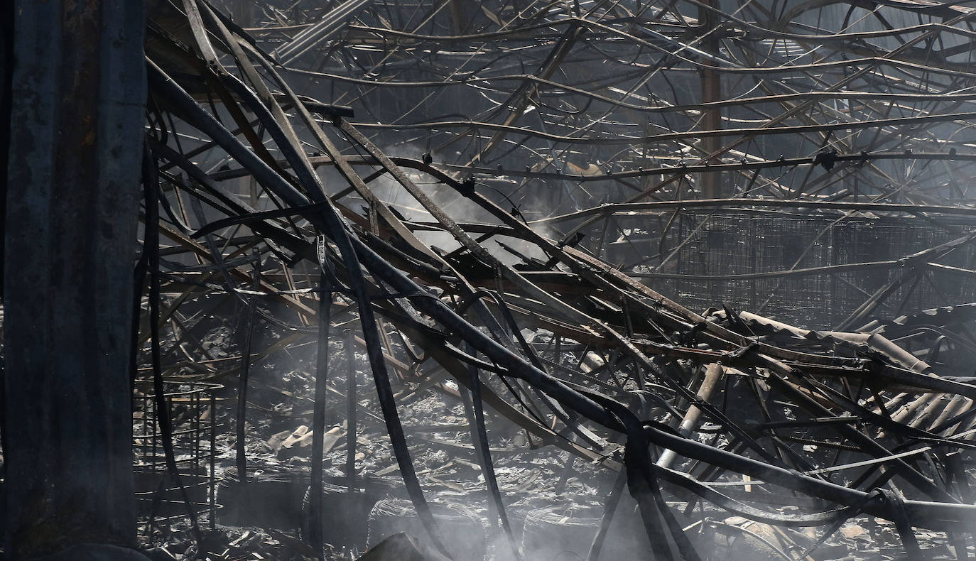 Los bomberos aún actuaban a primera hora de la mañana en los restos del incendio de la nave. 