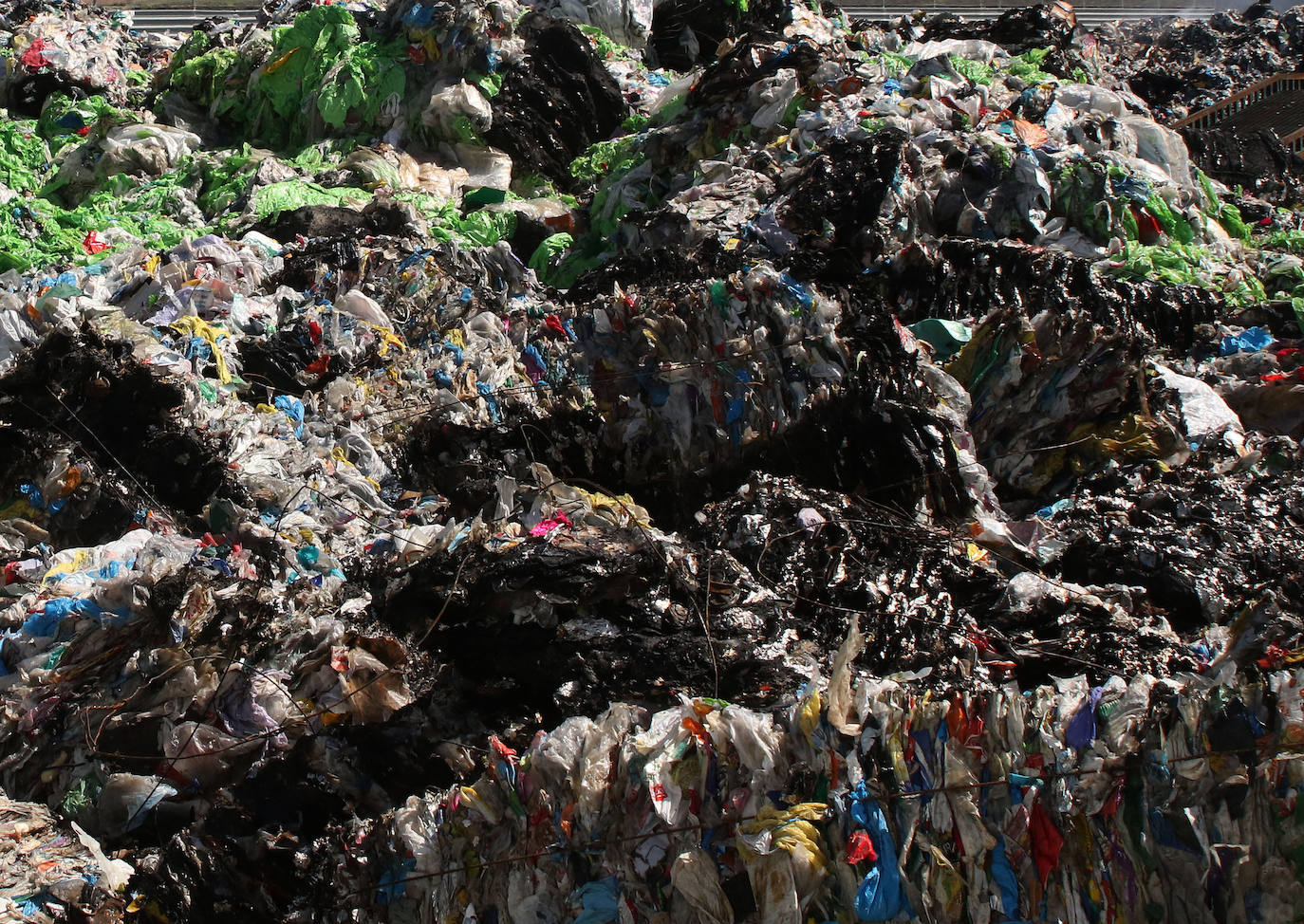 Los bomberos aún actuaban a primera hora de la mañana en los restos del incendio de la nave. 