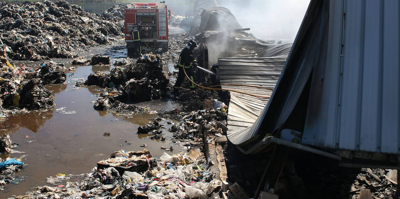 Los bomberos aún actuaban a primera hora de la mañana en los restos del incendio de la nave. 
